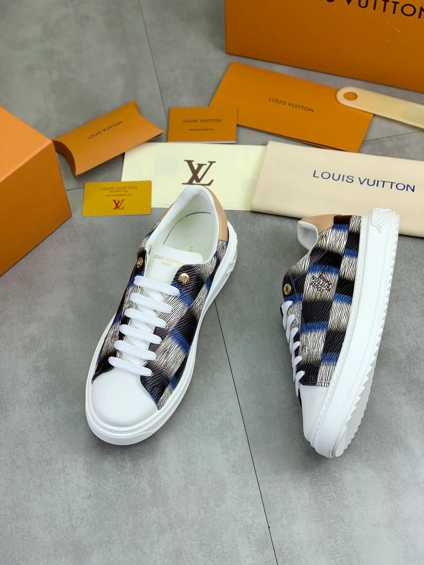 Factory price P700 💶 Top version [LOUIS VUITTON] Couple 🧑‍🤝‍🧑 Craftsman style Counter series (original order) New style 🍀LV Louis Vuitton - top version LV classic high-top trendy shoes! Made of imported original craft calfskin, original breathable lining, and original wear-resistant, lightweight, high-end TPU outsole! High quality products! 3️⃣ colors available, code numbers: female 35-39, male 39-44 (female 40, male 45 46 customized)